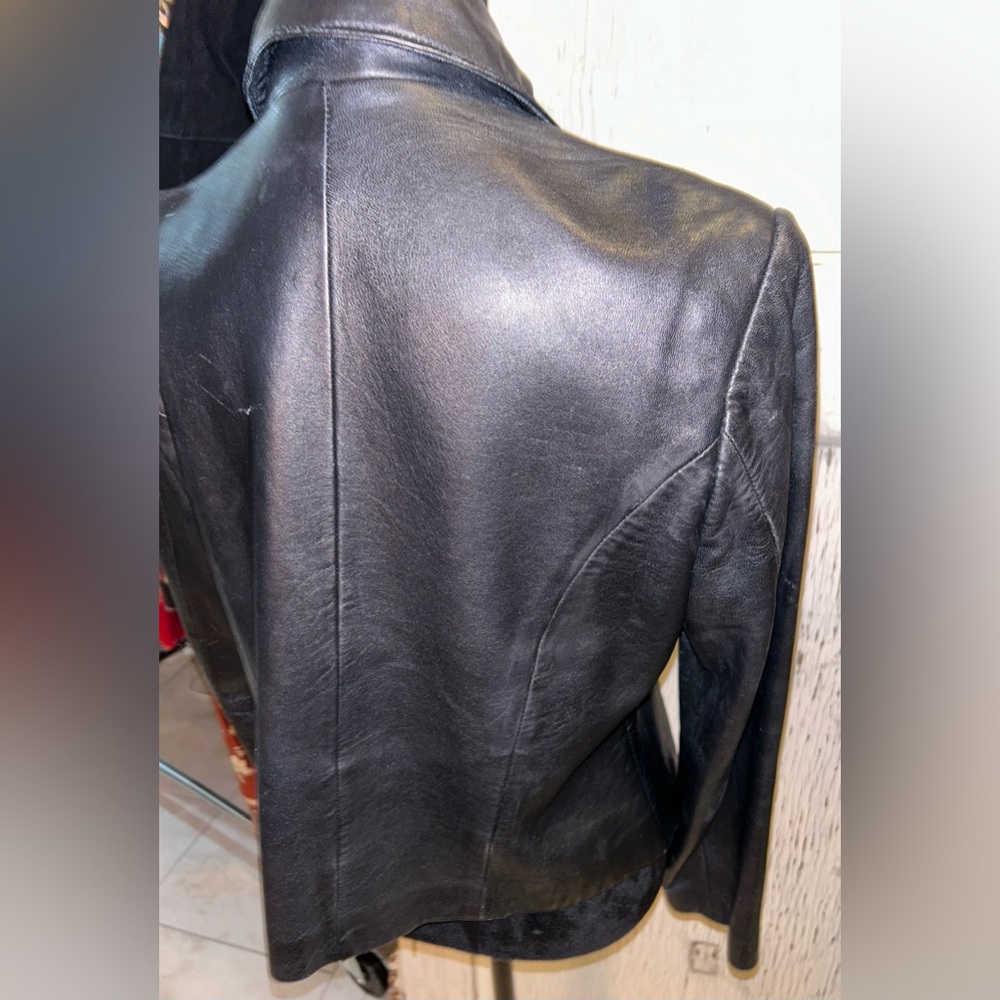 M.T. Studio cropped Leather, See wear, button missing - Picture 7 of 8